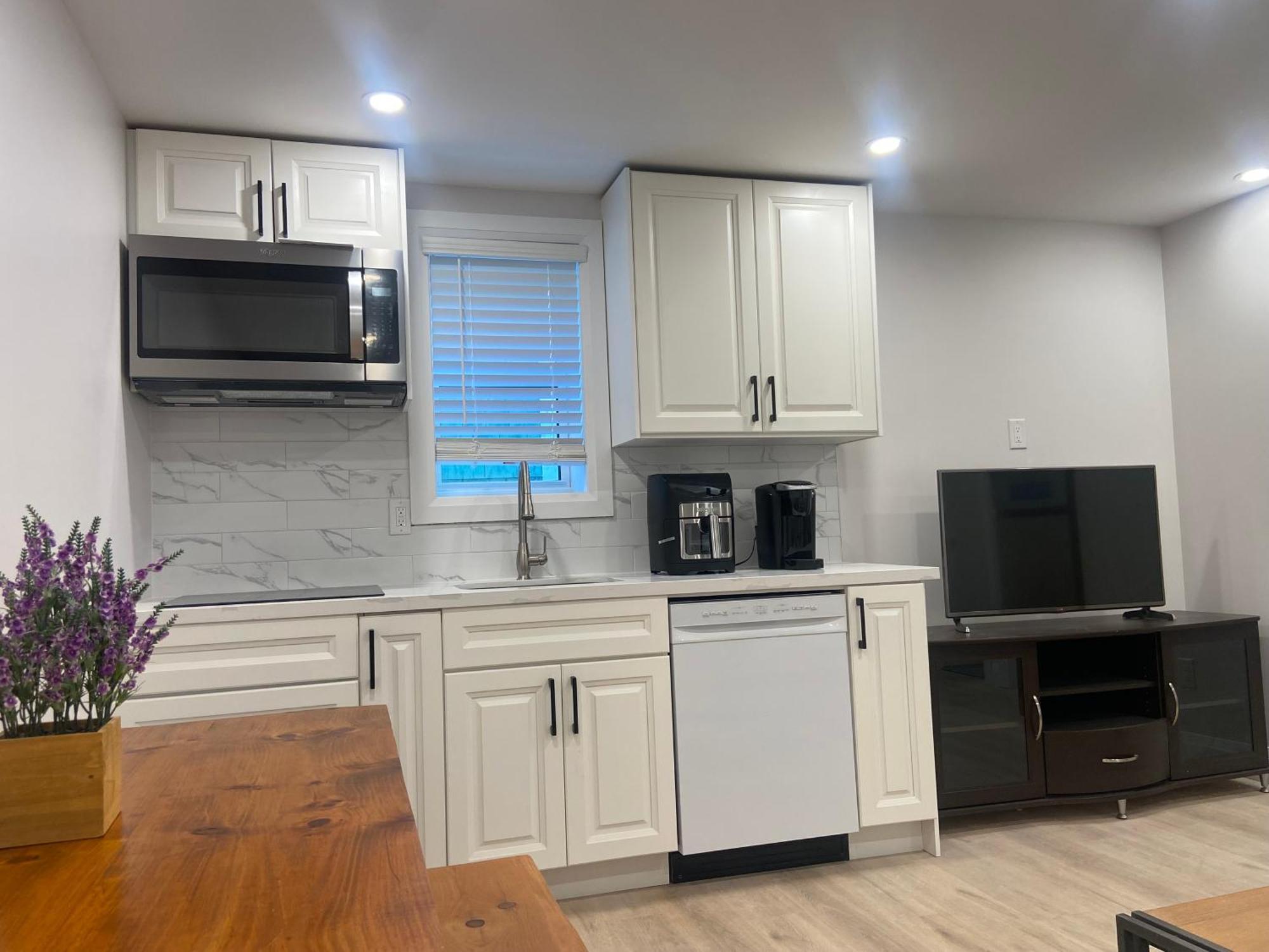 Luxury Two Bedrooms Apartment *